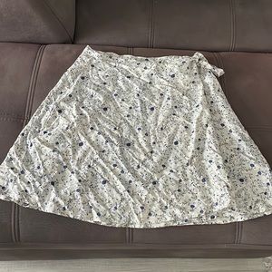 AMERICAN EAGLE OUTFITTERS Flower Design Wrap Around Skirt Size Medium